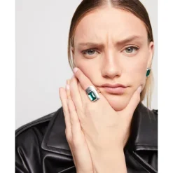 Anillo bañado plata de ley con cristal verde Uno de 50 - ANI0829VRDMTL