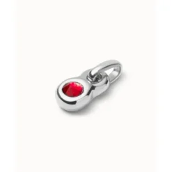 Uno de 50 Charm bañado en plata de ley con cristal rojo.